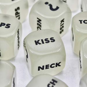 Nhà sản xuất chuyên nghiệp, bán buôn, tùy chỉnh xúc xắc tình yêu khắc rune, bộ xúc xắc hẹn hò dành cho cặp đôi, xúc xắc D6 16mm bằng nhựa acrylic, trò chơi người lớn - Product Image 2