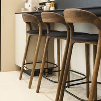 Nordischer Massiver Walnuss-Hocker mit Gebogener Rückenlehne, Baumwollpolsterung und Messingfußstütze für Küche, Café, Zuhause, Büro und Hotel