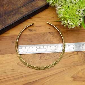 Collier ras du cou en laiton doré texturé fin martelé, collier ras du cou bohème minimaliste pour femme, cadeau - Product Image 2