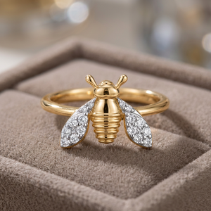 Anillo de cóctel de abeja en oro amarillo con alas de diamante, diseño de insecto adorable, unisex, para uso diario - Product Image 3