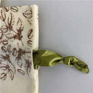 แว่นตาของขวัญน้ำหอมกระเป๋าถือสีทองแบบมีเชือกรูดขนาดเล็กถุงของขวัญสีขาวแบบสั่งทำ - Product Image 5