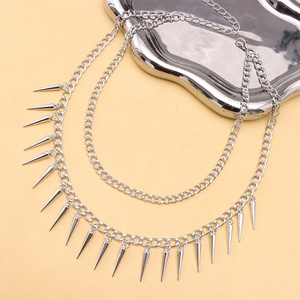 Collier chaîne à pointes argenté double couche style punk avec rivets coniques, ras-de-cou tendance pour soirée, bijoux hip-hop pour femmes et hommes - Product Image 4