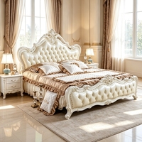 Cadre de lit maîtresse de style manoir vintage avec pied de lit en cuir festonné ondulé et tête de lit sculptée, mobilier de chambre