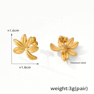Bijoux personnalisés, boucles d'oreilles délicates, boucles d'oreilles en acier inoxydable tendance, boucles d'oreilles en forme de fleur dorée, bijoux pour femmes - Product Image 6