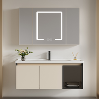 Meuble-lavabo mural moderne en aluminium alvéolé beige doux, avec vasque en céramique et armoire miroir lumineuse intelligente pour salle de bain résidentielle et d'appartement
