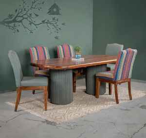 โต๊ะอาหารไม้เนื้อแข็งสุดหรู 6 ที่นั่ง พร้อมฐานโต๊ะดีไซน์ CNC ตกแต่งอย่างประณีต  แรงบันดาลใจจากสไตล์เฮอริเทจ พร้อมเก้าอี้หุ้มผ้าคุณภาพพรีเมียม - Product Image 3