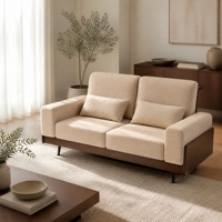 Canapé deux places avec assise profonde de 870 mm, dossier bas de 930 mm, coussin de dossier en tissu ou cuir, pieds surélevés, taille personnalisée, haute clairance au sol