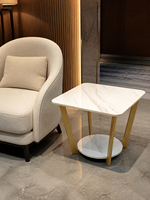 Table d'appoint carrée en dalle de roche blanche, directement de l'usine, avec cadre en fer doré incliné et étagère inférieure pour salon, hôtel, OEM, ODM