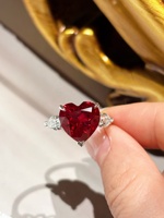 PT950 Herzförmiger Labor-Gezüchteter Rubin-Ring Drei-Stein-Edelstein-Band für Verlobung Jubiläum Damengeschenk Nur Höchste Qualität