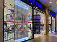 Écran LED transparent innovant pour la publicité, idéal pour les chaînes de magasins, les boutiques de vêtements de luxe, les bijouteries, les vitrines et les portes en verre.