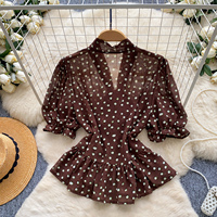 Chemise à pois à manches courtes bouffantes et à nœud devant pour femme, idéale pour l'été et les trajets professionnels