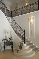 Escalier en fer forgé facile à installer avec un design en fer forgé et des marches antidérapantes
