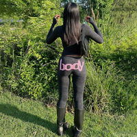 Ensemble deux pièces tendance pour femme : sweat à capuche camouflage imprimé et pantalon long sportif ajusté