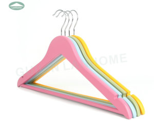 U çentikler çok renkli ahşap elbise askısı ile yeni stil özelleştirilmiş ahşap gömlek askısı - Product Image 5