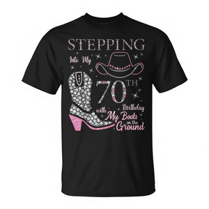 Camiseta para celebrar mi 70.º cumpleaños con las botas en el suelo - Product Image 2