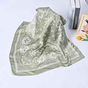 Écharpe imprimée pour femme, motifs inspirés d'œuvres d'art uniques, douce au toucher et polyvalente pour toutes les occasions - Product Image 3