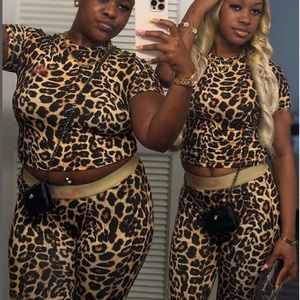 Completo Due Pezzi Personalizzato Taglie Forti con Stampa Leopardata, T-Shirt e Leggings, Abbigliamento Casual da Donna, Tuta Aderente - Product Image 3