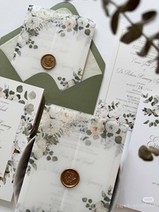 Invitaciones de Boda Elegantes en Papel Vitela Translúcido Premium con Impresión en Vainilla, Logotipo Personalizable y Estampado en Lámina - Product Image 3