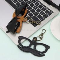 Porte-lunettes unique en cuir PU vintage et pendentif créatif pour sac avec mousqueton et porte-clés, idéal pour le rangement et la décoration des lunettes