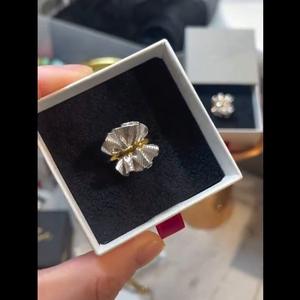 แหวนเงินแท้ S925 สไตล์ญี่ปุ่นย้อนยุค ประดับด้วยดีไซน์จีบแบบไม่สม่ำเสมอ และดีไซน์การผสมสีแบบเปิด - Product Image 3