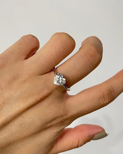 แหวนหมั้นเพชรทรงคลาสสิค 3.00 กะรัต เพชรเพาะเลี้ยงทรงหัวใจ ทองคำขาว 14K แหวนแต่งงานแบบโซลิแทร์ - Product Image 3