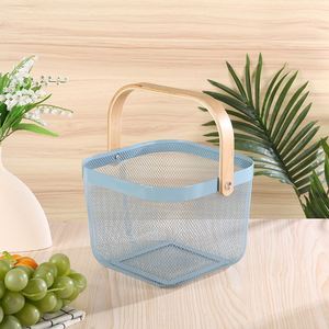 Panier de rangement rectangulaire moderne en métal ajouré avec poignée en bois pour légumes, fruits et souvenirs - Product Image 1