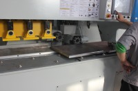 Plaque de métal tôle bord fraiseuse CNC entièrement contrôle pour acier au carbone acier inoxydable