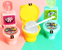 Grappige toiletvormige snoeplollipop met zure poeder, grappige dip-lollipop met fruit smaak, kindersnoepgoed voor grappen