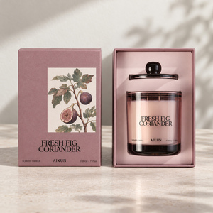 Vela aromática de lujo con aroma a fresa y cilantro, impresa con logotipo personalizado, directamente de fábrica Aikun, en vaso de vidrio con tapa, para compradores de regalos corporativos. - Product Image 1