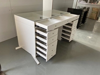 Meuble de maison moderne - Coiffeuse de maquillage lumineuse à un seul côté avec 13 tiroirs et miroir intégré