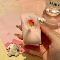 YIWUPOWER Jouet Squishy à Montée Lente en Forme de Bâton de Beurre de Fraise, Doux et Crémeux, Sensation de Muscles Faibles, Jouet Anti-Stress, Cadeau de Pâques