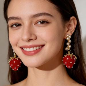 Boucles d'oreilles pendantes en forme de fraise pour femmes, en alliage de zinc, perles rondes blanches, serti griffe, pour usage quotidien, design en forme de fruit - Product Image 4