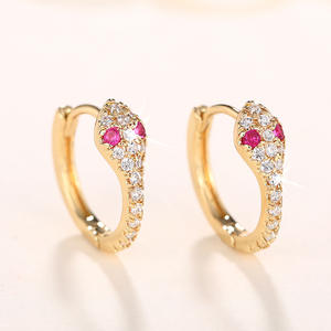 Pendientes de aro con forma de serpiente en oro E4153 con rubí y diamantes engastados en forma de garra, joyería clásica de moda para fiestas para mujer - Product Image 3