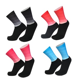 2023 Solid Semua Alasan Pria dan Wanita Manset Silikon Anti Slip OEM Jalan Bersepeda Kaus Kaki Bernapas Kru Bersepeda Menjalankan Kaus Kaki Olahraga - Product Image 2