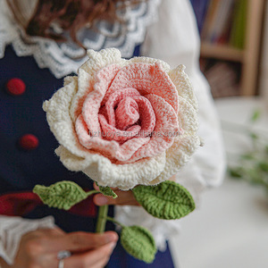 Rosso fatto a mano lavorato a maglia artificiale all'uncinetto fiore di rosa fiori all'uncinetto per ragazze regalo Bouquet da sposa fai da te festa della mamma delle donne - Product Image 6