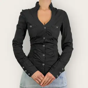 어반 스타일 여성 로우 컷 V Word 허리 꽉 가슴 셔츠 기질 디자인 블랙 장착 코트