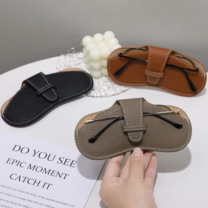 Étuis à lunettes de luxe personnalisés en cuir PU, vente en gros, boîte de rangement haut de gamme pour lunettes de soleil avec logo de marque et breloque personnalisée - Product Image 4