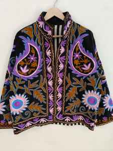 Veste en velours Suzani brodée à la main pour femmes, veste bohème en velours unique, élégante veste d'hiver, style moderne et tendance - Product Image 5