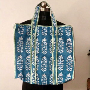 Sac fourre-tout en coton matelassé bleu ciel bohème avec imprimé floral bleu fait main, sac à main décontracté ouvert pour le shopping, réutilisable - Product Image 1