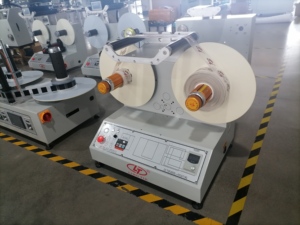 Nouvelle machine de rembobinage automatique avec compteur, contrôle de tension à vitesse constante en option, correction des bords pour <span class=keywords><strong>film</strong></span> plastique et étiquettes - Product Image 2