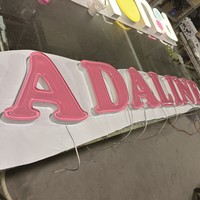 Letrero Luminoso LED Personalizado con Letras 3D de Acrílico y Efecto Neón para Negocios