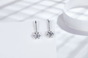 Boucles d'oreilles pendantes en forme de clé, en silicone certifié, de luxe, avec moissanite, plaquées or rhodié, unisexe, pour anniversaire, collection mode - Product Image 2