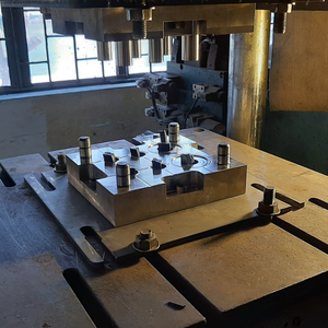 Plaque de poinçonnage métallique à trous multiples pour outillage de façonnage industriel - Product Image 3