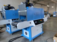 Machine de polymérisation UV haute performance pour bouteilles en HDPE et panneaux de bois plats avec convoyeur en acier inoxydable et lampe à angle personnalisable