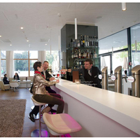 Comptoir de bar de restaurant en surface solide blanche, design minimaliste en forme de L, pour centre commercial, club, hôtel, avec garantie de 10 ans