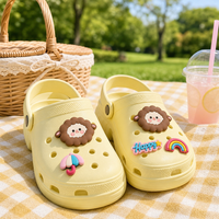 Breloques de chaussures en PVC de luxe personnalisées avec logo d'usine OEM pour sabots, vente en gros, dessus souple avec boucle à bouton et appliques florales