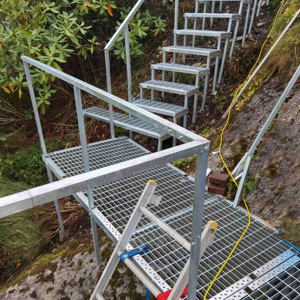 Escalones Antideslizantes Galvanizados por Inmersión en Caliente para Exteriores, Escaleras Libres de Tramo para Acuicultura, Ríos y Playas, Rejas Metálicas y Portones - Product Image 1