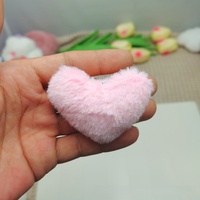 Breloque de sac tendance en fausse fourrure douce et moelleuse en forme de cœur de 6 cm