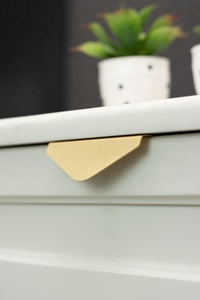 Işık lüks pirinç dolap kapı çeker çekmece kolları kavisli lake üçgen mobilya bakır kolu mutfak yatak odası için - Product Image 4