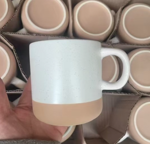 แก้วกาแฟเซรามิกสองสีลายจุด ผิวด้าน ดีไซน์มินิมอล บรรจุในกล่องแบบกริด ใช้ในบ้าน ปลอดภัยสำหรับเครื่องล้างจานและไมโครเวฟ - Product Image 4